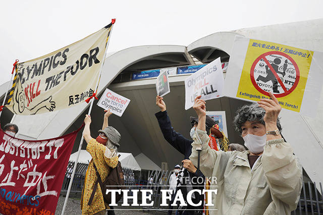 9일 일본 도쿄 시내에서 시민들이 2020 도쿄 올릭픽 개최 반대 팻말을 들고 목소리를 높이고 있다. /도쿄=로이터