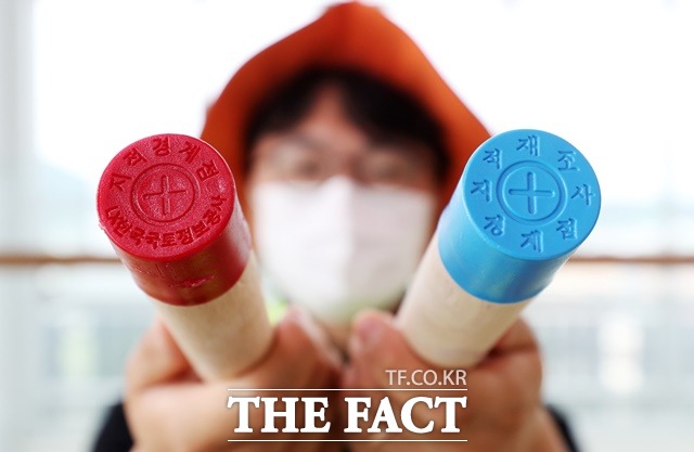 LX공사가 수행하는 지적측량에 필요한 경계점 표지에 사용되는 80t 분량의 플라스틱 보호캡을 폐자원으로부터 얻어진 원료를 사용하고, 몸체 도장에 사용된 15t 분량의 페인트 작업을 생략한다는 방침이다. /LX공사 제공