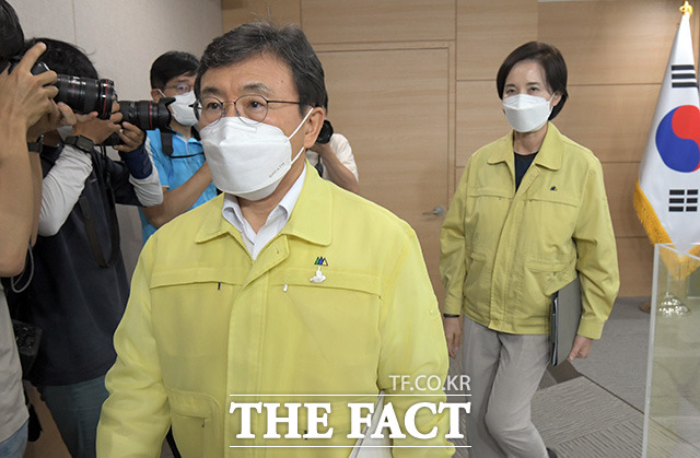 권덕철 보건복지부 장관과 유은혜 사회부총리 겸 교육부 장관이 9일 오전 서울 종로구 세종대로 정부서울청사 합동브리핑실에서 코로나19 대응 현황 브리핑을 마친뒤 브리핑장을 나서고 있다./임영무 기자