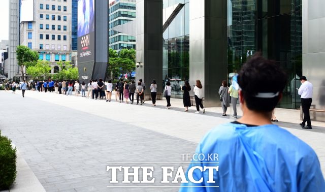 코로나19 신규 확진자 6개월 만에 다시 1200명을 넘어선 7일 오후 48명의 집단감염이 발생한 서울 강남구 현대백화점 무역센터점 인근 삼성역 임시 선별검사소에는 코로나19 검사를 받으려는 시민들 길게 줄을 서 있다. /임영무 기자