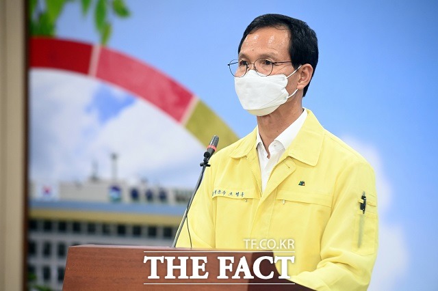 유리 제조업체 코로나19 집단감염 발생과 관련해 조병옥 충북 음성군수가 9일 오후 긴급 브리핑을 하고 있다. / 음성군 제공