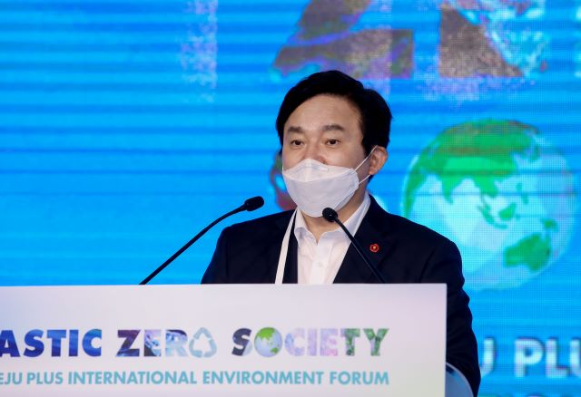 원희룡 제주도지사가 제주국제컨벤션센터(ICC제주) 한라홀에서 열린 제주플러스 국제환경포럼에서 탄소중립, 자원순환사회 전환 정책 등 제주도의 새로운 시도와 혁신에 대해 소개했다. / 제주도 제공