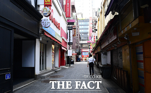 신종 코로나바이러스 감염증(코로나19) 확진자 급증에 따라 서울·경기·인천 등 수도권에 새 거리두기 4단계가 적용된다. 1일 오전 서울 중구 명동역 일대가 한산한 모습을 보이고 있다. /이동률 기자