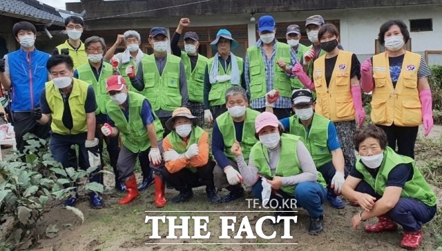 유진섭 시장은 “피해 주민이 최대한 빨리 일상생활로 복귀할 수 있도록 최선을 다해 지원하겠다”며 “솔선수범으로 수해복구에 적극 참여해 주신 정읍시자원봉사센터 자원봉사자 여러분과 자원봉사센터 임직원들의 수고에 깊이 감사드린다”고 전했다. / 정읍시 제공