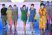  마스크 쓰고 런웨이 밟는 모델들 [포토]