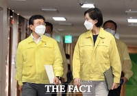  대화 나누는 유은혜-권덕철 [포토]