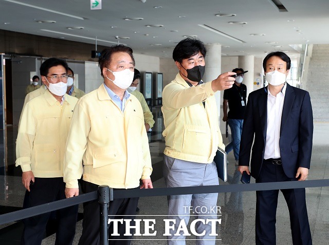 한범덕 시장은 지난 9일 미스터트롯 콘서트 방역 상황을 점검하고 있다. / 청주시 제공