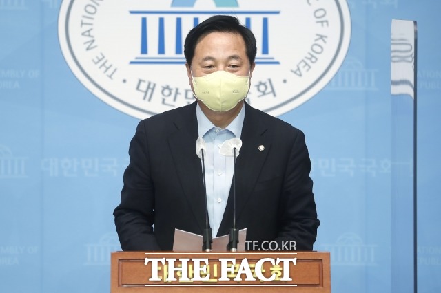 김두관 더불어민주당 대선 예비후보가 오는 21일 김경수 경남지사의 대법원 선고일을 앞두고 생환해야 한다고 주장했다. 지난 2일 중요 정책 정기적 국민투표 회부 공약 발표하는 김 후보. /남윤호 기자