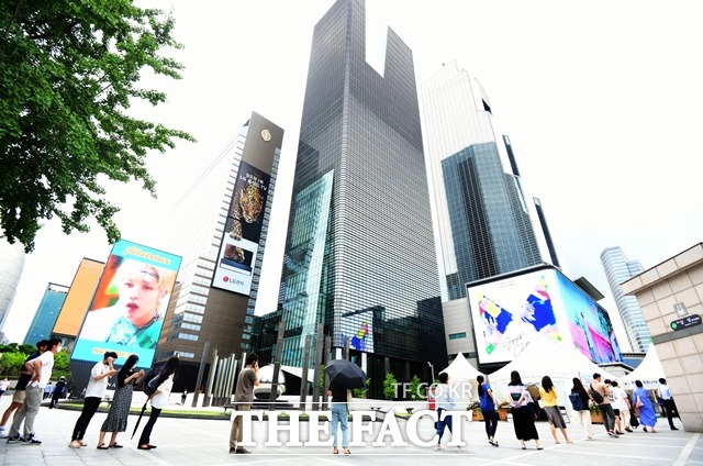 국내 신종 코로나바이러스 감염증(코로나19) 신규 확진자가 1378명으로 역대 가장 많은 수치를 기록했다. 현대백화점 집단 감염 여파로 지난 8일 임시선별진료소를 찾은 시민들. /임영무 기자