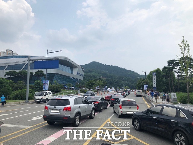 공연 시간이 다가오자 차들이 밀리고 있다. / 청주=전유진 기자