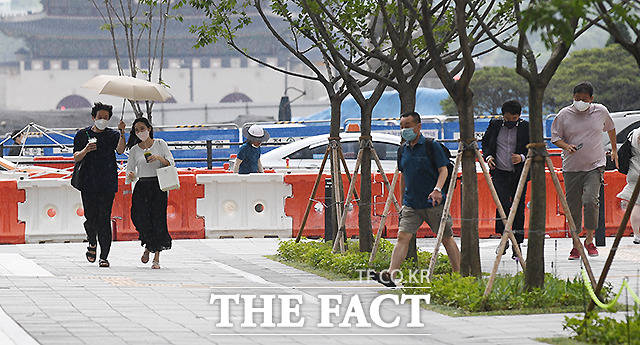 초복이자 일요일인 11일은 전국 곳곳에 소나기와 장맛비가 내리겠다. 또, 낮 기온이 30도 이상 오르고 높은 습도록 무덥겠다. /이새롬 기자