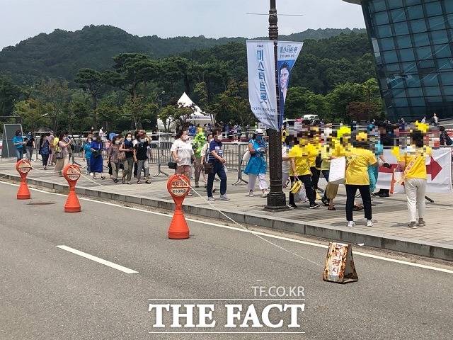 관객들이 ‘내일은 미스터트롯 TOP6’ 콘서트를 보기위해 청주대 석우문화체육관을 찾았다. / 청주=전유진 기자