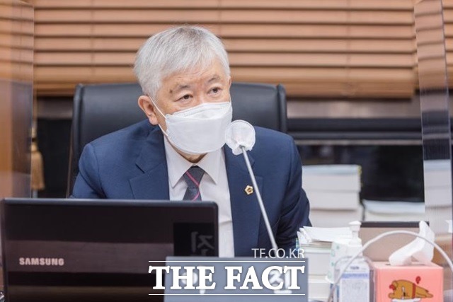 이진 경기도의원(더불어민주당, 파주4)은 교육부가 추진하는 그린스마트 미래학교 사업에 검산초, 덕암초, 파주초, 문산북중, 율곡고가 최종 선정됐다고 전했다. 이 의원은 지난 8일 전국 시·도의회의장협의회가 주관하는 ‘제10회 우수의정대상’ 시상식에서 우수의정대상을 수상했다./이진 의원 홈페이지