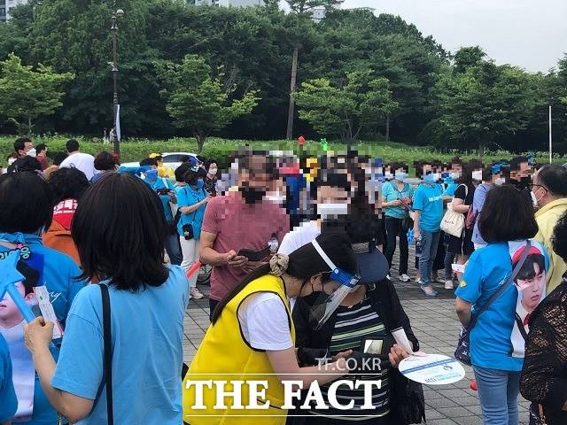안내요원이 관객을 대상으로 안심콜 방문자 확인을 하고 있다. / 청주=전유진 기자