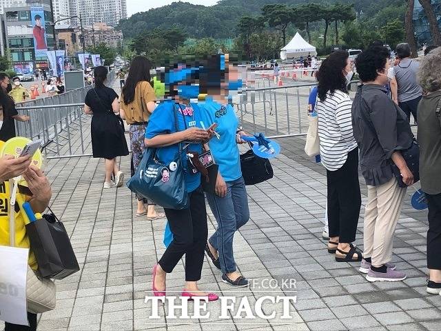 관객들이 ‘내일은 미스터트롯 TOP6’ 콘서트를 보기위해 청주대 석우문화체육관을 찾았다. / 청주=전유진 기자