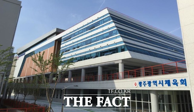 광주시체육회가 민선 2대 사무처의 효율적인 운영을 강화하기 위해 2본부 4부 11팀중 팀장 2명을 제외한 전원을 교체하는 대폭적인 민선 2대 전보인사를 12일자로 단행했다. /광주시체육회 제공3