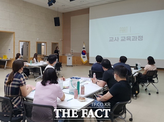 충북도교육청이 자체 개발한 플랜보드로 기획하는 학생주도 프로젝트의 운영을 위한 워크숍이 진행되고 있다. 도교육청은 프로젝트 수업 워크숍을 학교 또는 전문적학습공동체 단위로 15팀을 운영할 예정이었는데 3배가 넘는 56팀이 신청할 정도로 반응이 뜨겁다. / 충북도교육청 제공