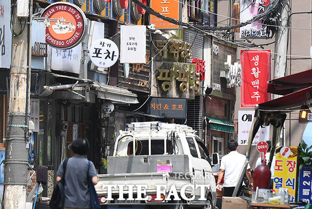 수도권 사회적 거리두기 4단계가 적용된 12일 광화문역 일대의 식당가가 한산한 모습을 보이고 있다.