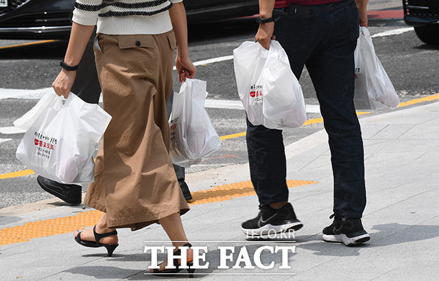 수도권 사회적 거리두기 4단계가 적용된 12일 오후 서울 종로구 광화문역 일대의 직장인들이 포장된 음식을 들고 이동하고 있다. /이동률 기자