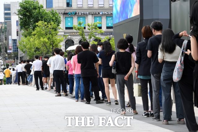 현대백화점 발 집단감염은 12일 0시까지 서울시 확진자 100명을 기록한 것으로 확인됐다. 사진은 7일 서울 강남구 현대백화점 무역센터점 인근 삼성역 임시 선별검사소에는 코로나19 검사를 받으려는 시민들 길게 줄을 선 모습. /임영무 기자