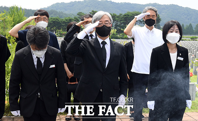 최재형 전 감사원장이 12일 오전 국립대전현충원을 찾아 천안함 전사자 묘역을 참배하고 있다 ./대전=임영무 기자