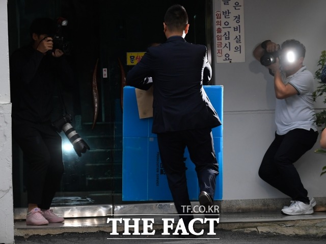 검찰이 2019년 9월 서울 서초구 방배동 조국 당시 법무부 장관의 자택에서 확보한 압수물품을 가져오기 위해 박스를 가지고 아파트 입구를 들어서고 있다. /김세정 기자