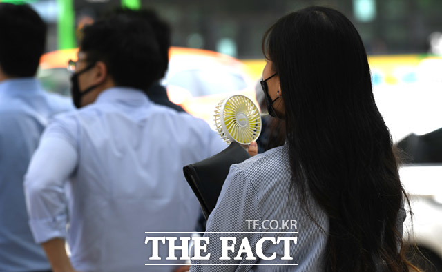 화요일인 13일은 낯 최고기온이 35도까지 오르며 무덥겠다. 또, 일부 지역에서는 천둥·번개를 동반한 강한 소나기가 내리겠다. /임세준 기자