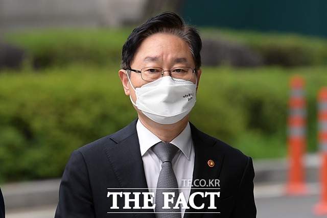 박범계 법무부 장관은 12일 출근길에 기자들과 만나 법무부와 대검찰청의 합동감찰 결과가 이르면 오는 14일 나올 예정이라고 밝혔다./이선화 기자