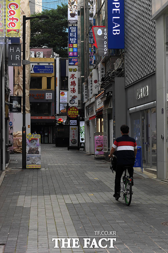 서울 중심가인 명동에도 관광객과 시민들의 발길이 끊겼다.