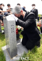  천안함 전사자 묘역 찾은 최재형 전 감사원장 [포토]