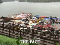  폭우·돌풍에 ‘쑥대밭’ 충주 피해 현장…25명 구조[TF 사진관]