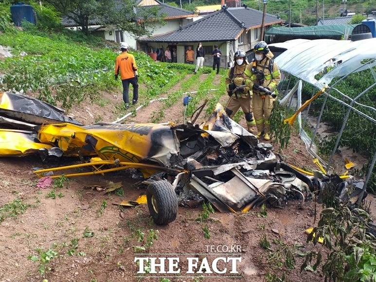 13일 오후 3시 9분쯤 의령 지정면 성당리 성당교회 인근 밭에 경비행기 1대가 추락해 탑승자 2명이 숨졌다. 추락한 경비행기는 형체를 알아볼 수 없을 정도로 훼손된 상태이다./경남소방본부 제공