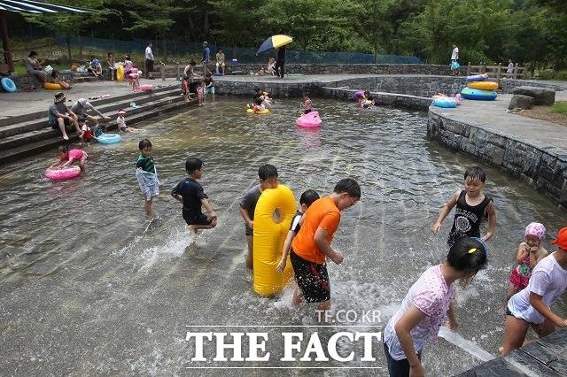 만뢰산 자연생태공원 어린이물놀이장 자료사진. / 진천군 제공