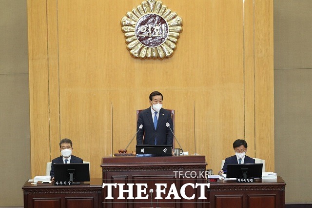 충북도 생활임금조례안이 13일 도의회 상임위원회에서 수정 통과했다. 충북도의회 본회의. / 충북도의회 제공