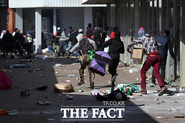 12일(현지시간) 남아프리카공화국 카틀홍에 위치한 상점이 시위대들에게 약탈당하고 있다. /카틀홍=로이터