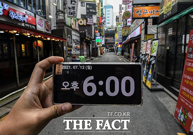 수도권 사회적 거리두기 4단계가 적용된 12일 오후 6시에 접어들며 서울 종각 젊음의 거리가 인적이 끊긴 한산한 모습을 나타냈다. /이동률 기자