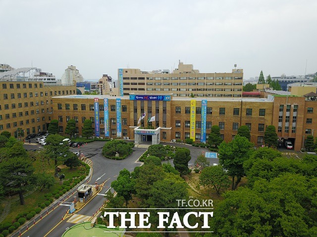 13일 ‘공익법률센터 농본’이 13일 충주 메가폴리스산업단지 내 산업폐기물매립장(산폐장) 설치과정 정보공개를 거부하는 충북도를 상대로 중앙행정심판위원회에 행정심판을 제기했다. 충북도청 전경. / 충북도 제공