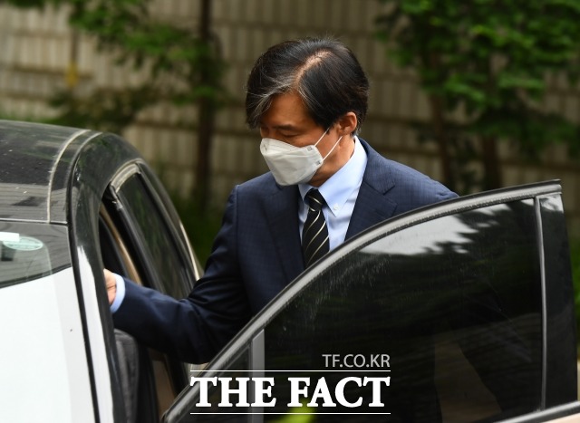 조국 전 법무부장관이 6월 11일 서울중앙지법에서 열린 공판에 출석한 뒤 식사를 위해 이동하고 있다. /이동률 기자