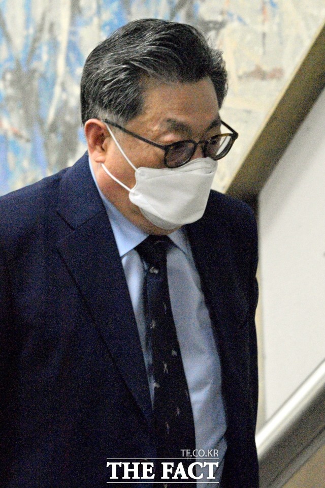 노환중 부산의료원장이 9일 서울중앙지법에서 열린 공판에 출석하고 있다. /남윤호 기자