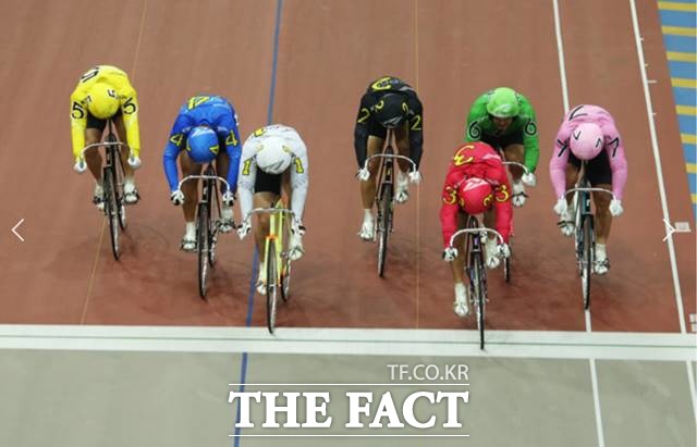 경륜에서는 1,2위 선수뿐만 아니라 3,4착 선수들도 반드시 살펴봐야 다음 경기 베팅전략을 잘 세울 수 있다. 경륜스피돔에서 경주참가 선수들이 마지막 결승선을 통과 장면./기금조성총괄본부 제공