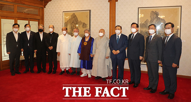 김부겸 국무총리(오른쪽 세번째)와 종교계 지도자들이 기념사진을 찍고 있다.