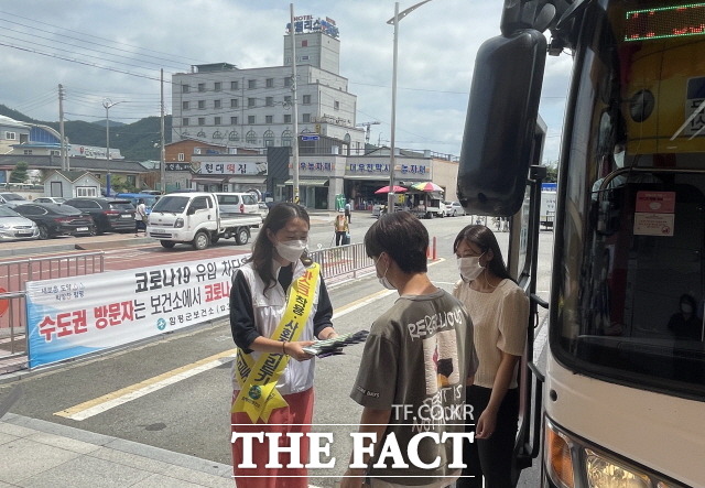 보건소 직원이 함평터미널에서 코로나 검사를 안내하고 있다./함평군 제공