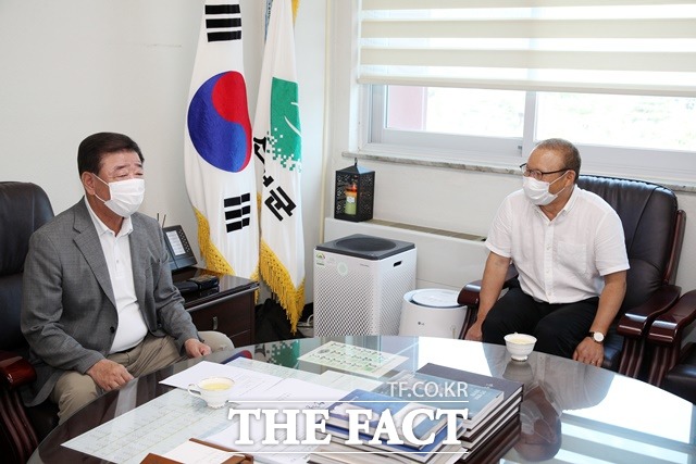 박항서 베트남 축구국가대표팀 감독이 13일 오후 고향인 경남 산청군청을 깜짝 방문했다./산청군 제공