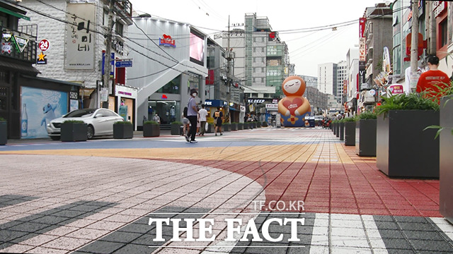 수도권 사회적 거리두기 4단계가 적용된 12일 오후 서울 마포구 홍익대학교 앞 거리가 비교적 한산한 모습을 보이고 있다.