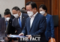  국무회의 참석하는 김부겸 국무총리 [포토]