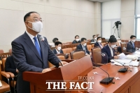  홍남기 '소득 하위 80%가 적정'…전국민 지원금 '난항'