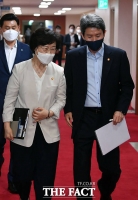 '여가부·통일부 폐지' 논란 속 국무회의 참석하는 정영애-이인영 [포토]