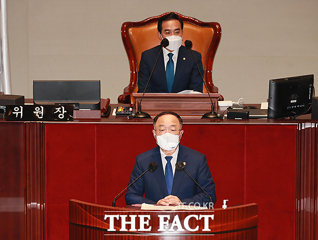 홍남기 경제부총리 겸 기획재정부 장관이 2차 추가경정예산안에 대해 제안설명을 하고 있다.