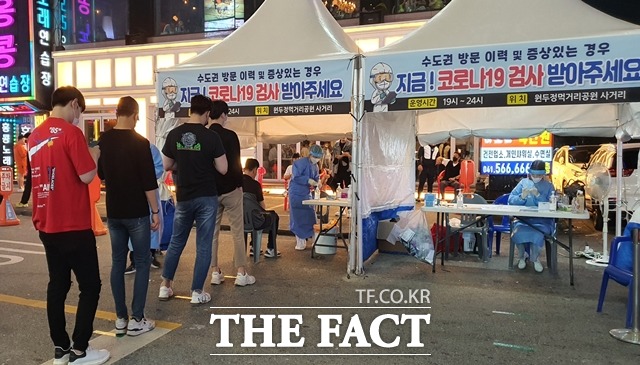 충남 천안시가 방역 3단계에 준하는 행정명령을 발동했다. 사진은 두정동 먹자골목에 설치된 임시선별 진료소 모습. / 천안시 제공