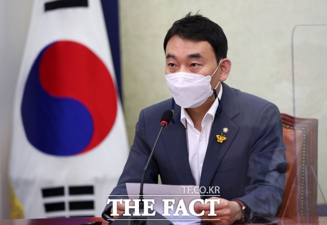 더불어민주당이 금품수수 협의를 받는 이동훈 전 조선일보 논설위원의 정치공작 주장에 피해자 코스프레라며 일축했다. 지난 2일 최고위원회의에서 발언하는 김용민 최고위원. /남윤호 기자
